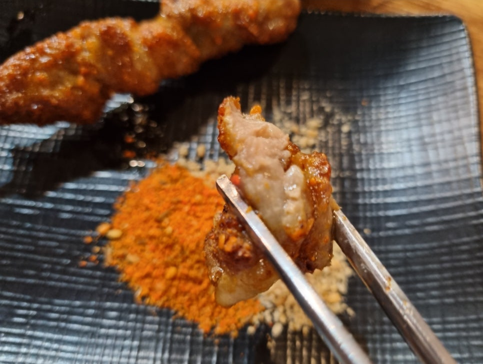 순한양꼬치양다리걸쳐 이미지