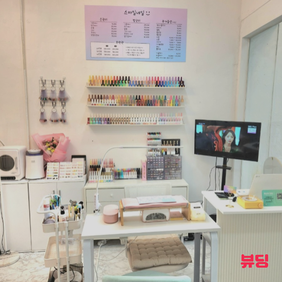 미소짓는네일 이미지