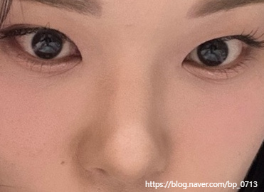 코 쉐딩을 진하게 넣은 정면 근접샷이에요.