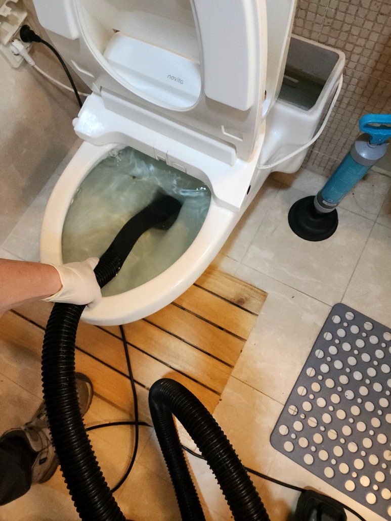 변기막힘 이미지