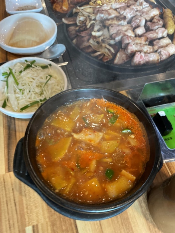 오리와꿀꿀이 이미지