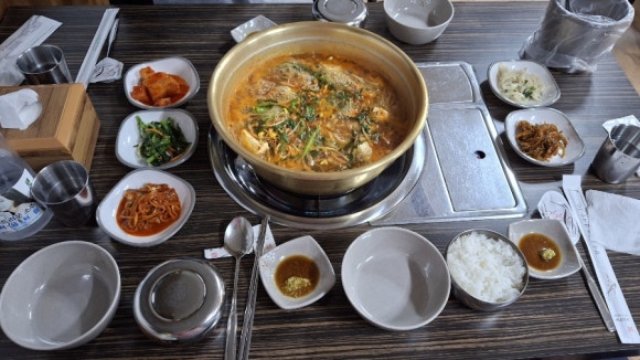 양푼이통돼지김치찌개 이미지