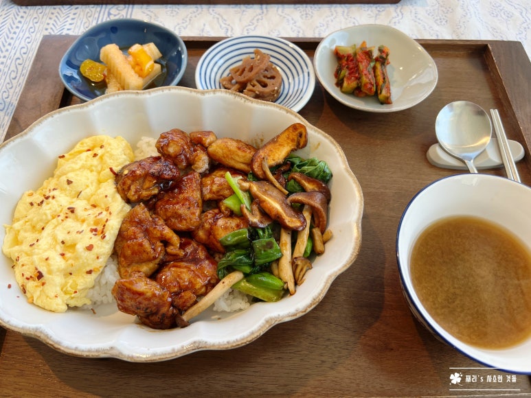 꼬꼬계란덮밥 이미지