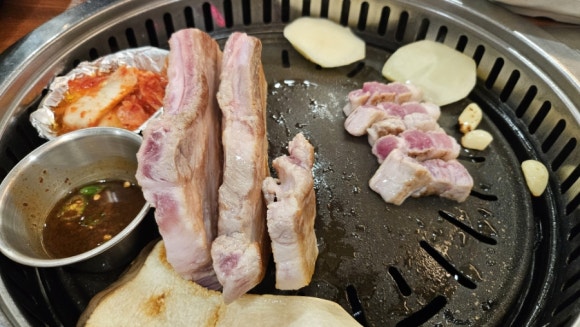 남산홍돼지 이미지
