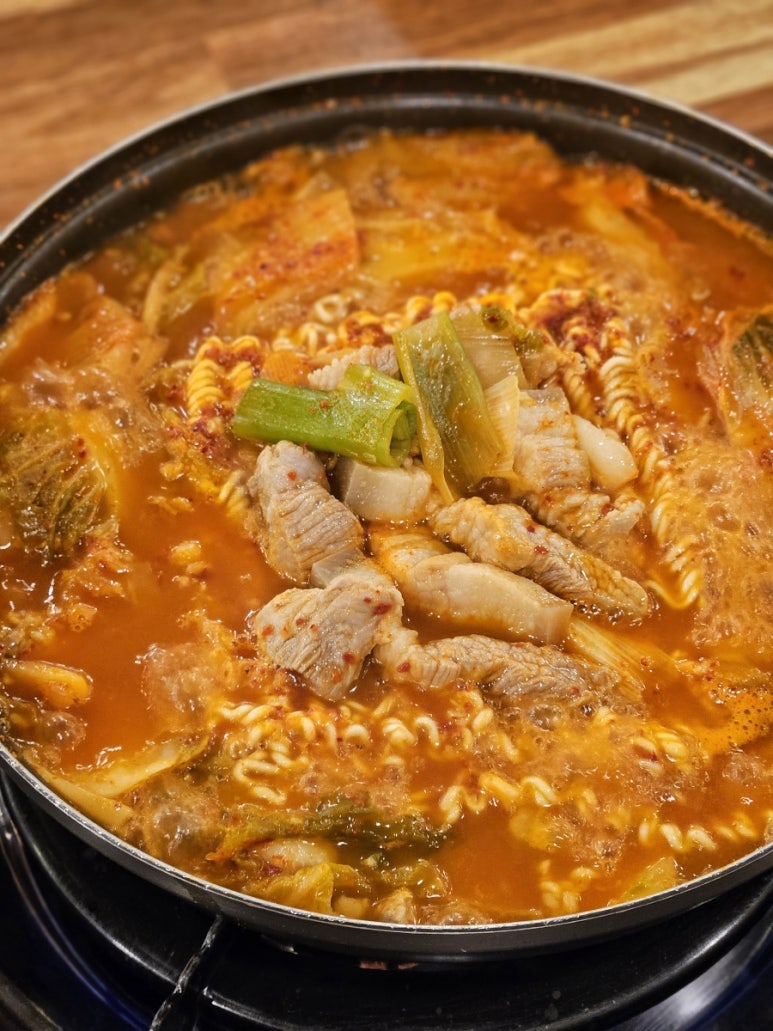 짜글이 생돼지 찌개 이미지