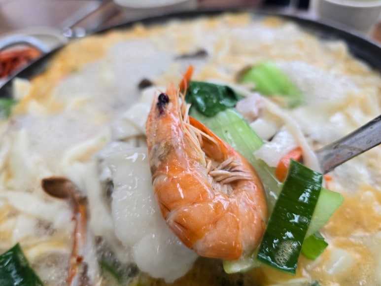 얼큰수제비해물칼국수 이미지