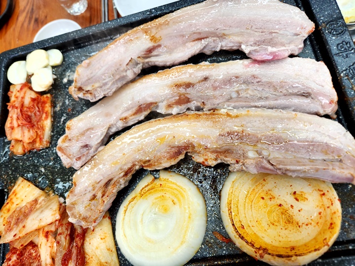 엄마의 김치찌개 밥상 이미지