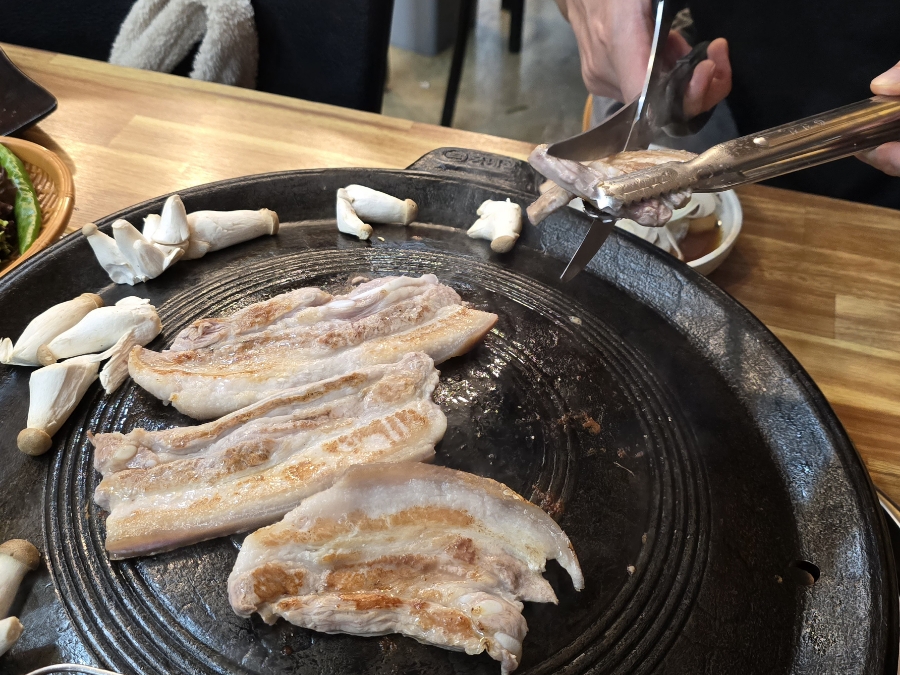 숯솥의돼지 이미지