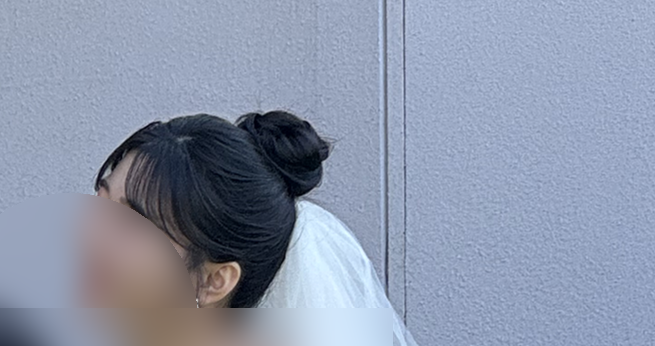 하이번 옆모습, 앞머리를 살짝 내린 형태예요