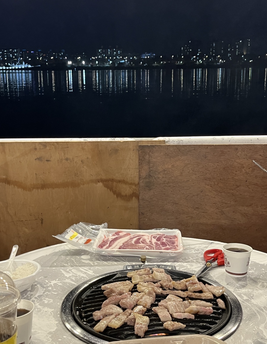 엄마의 고기 만찬 이미지