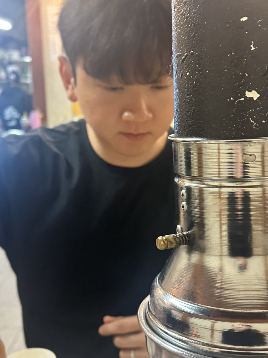 누룽지 굽는 남자 이미지