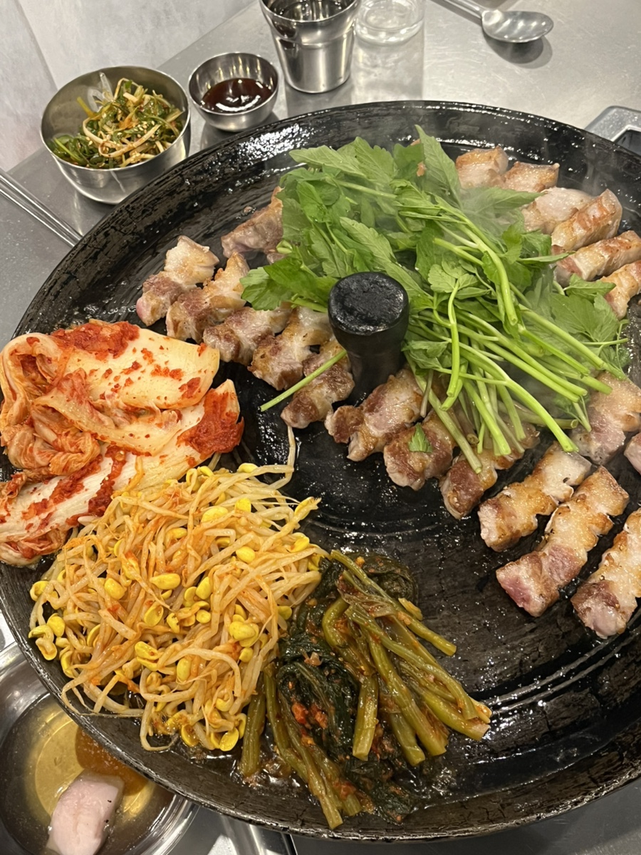 솥뚜껑미나리삼겹살 이미지