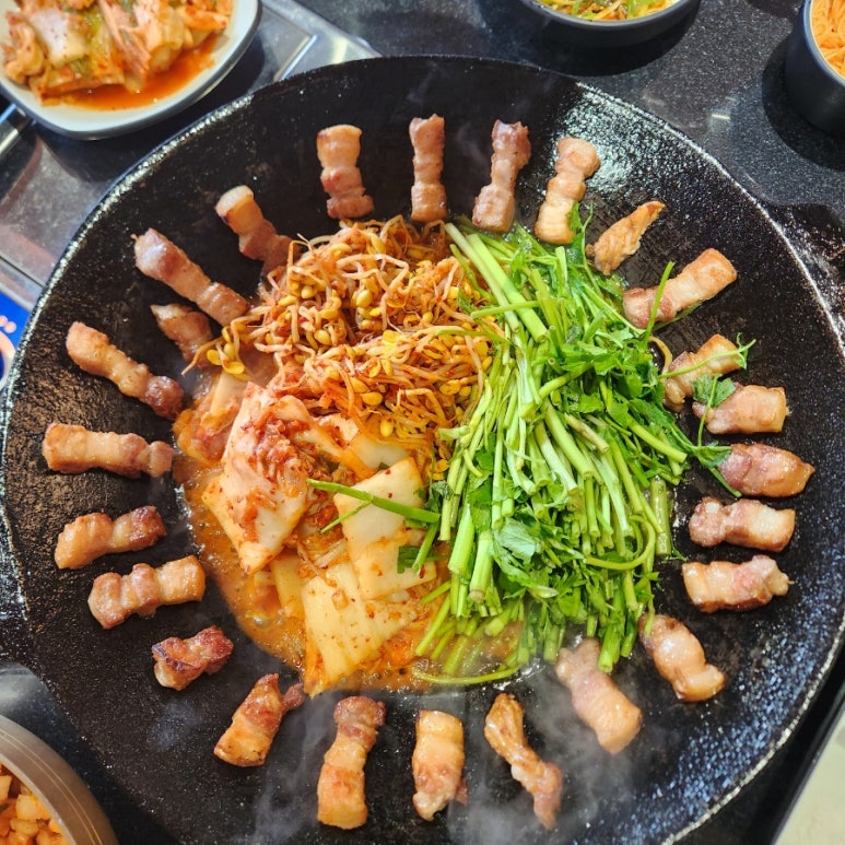 콩나물비비고삼겹살 이미지