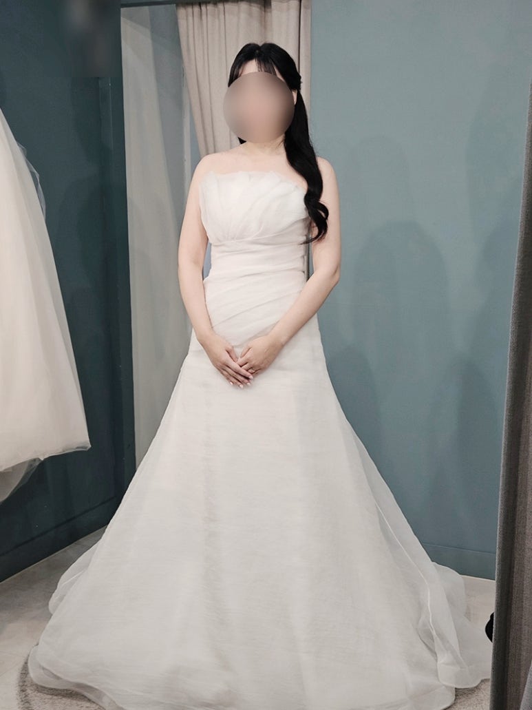 피팅룸에서 입은 모습 · 이 신부가 고른 드레스