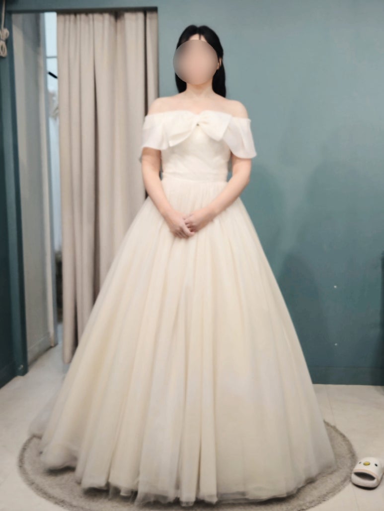 피팅룸에서 입은 모습, 리본 변형