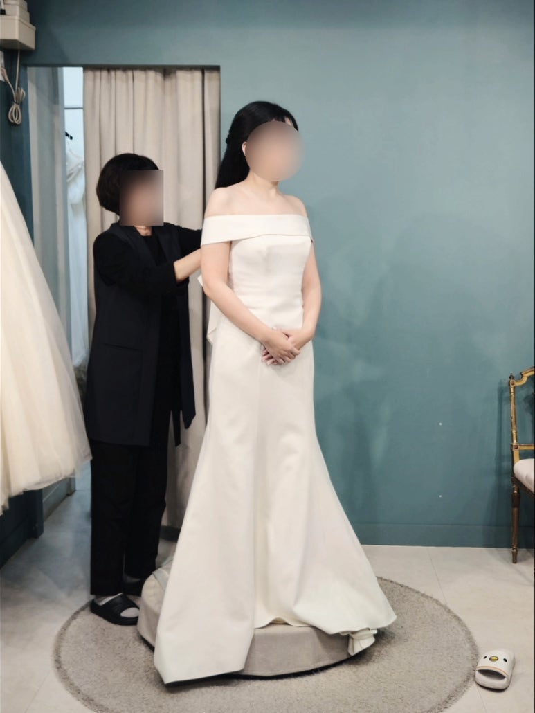 피팅룸에서 입은 모습, 일자 오프숄더 변형 얹는 모습