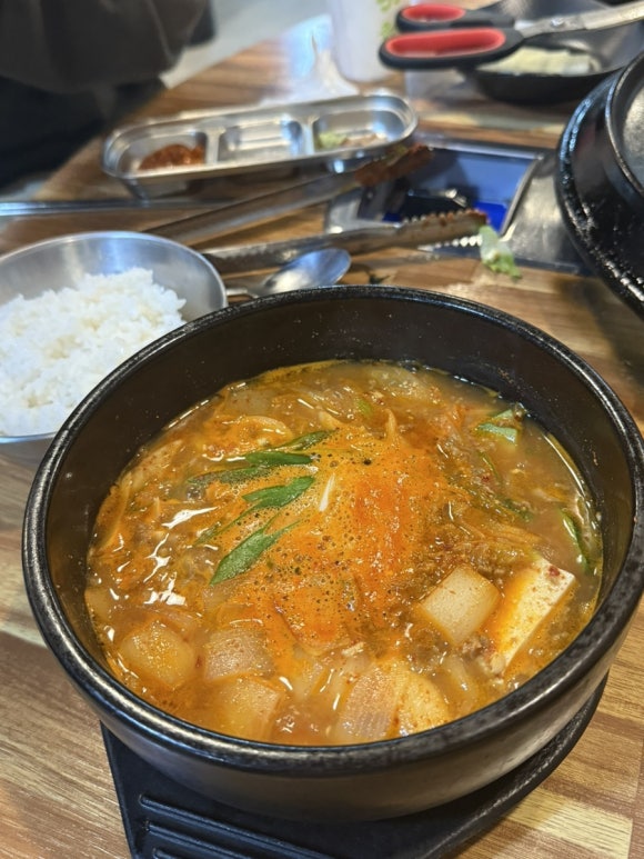 진주 초전동 구워주는 김치삼겹살구이맛집, 회식장소추천: 무쇠가