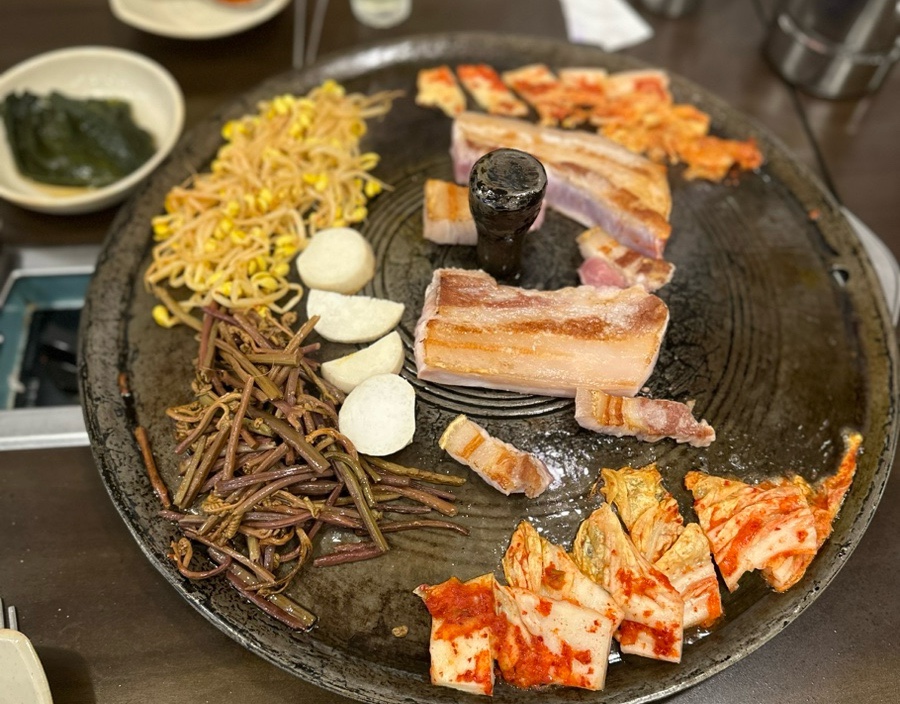 황금돼지솥뚜껑삼겹살 이미지