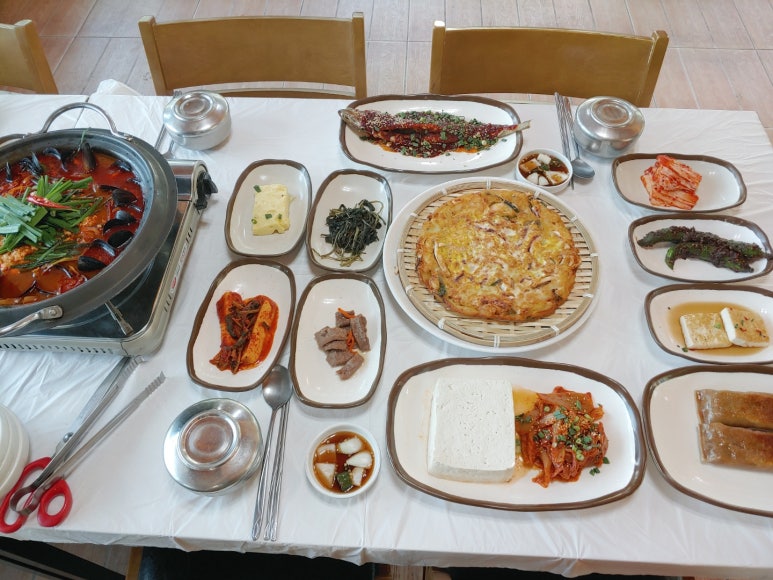 큰 기와집 한상 이미지