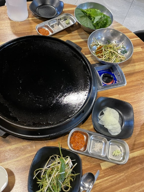 진주 초전동 맛집 구워주는 솥뚜껑삼겹살 무쇠가