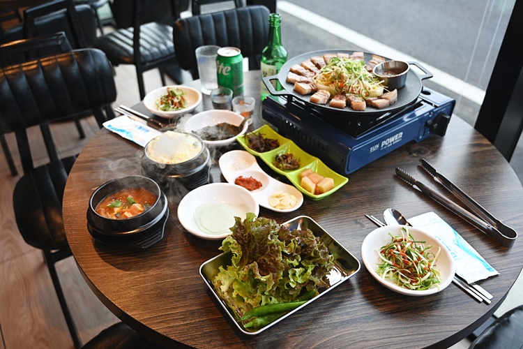 일일오팔흑돼지 이미지