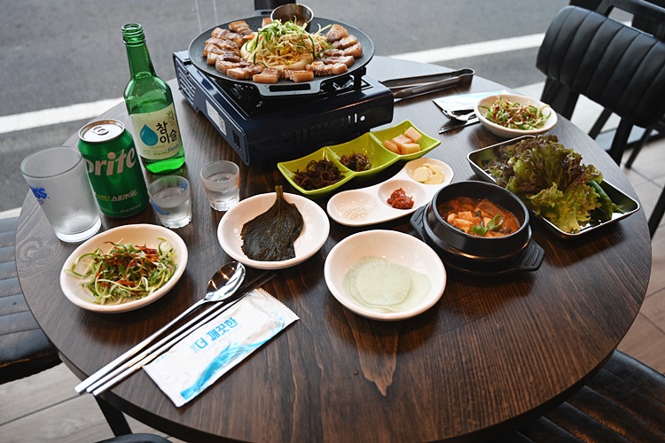 일일오팔흑돼지 이미지