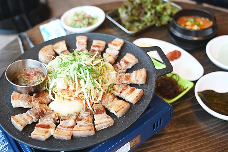 일일오팔흑돼지 이미지