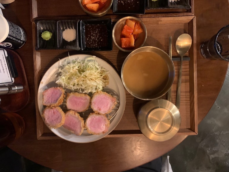 꿀꿀카츠 이미지