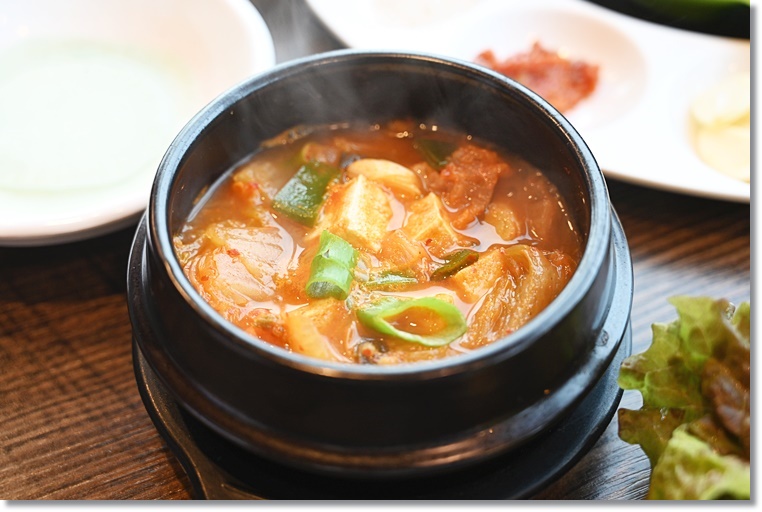 일일오팔흑돼지 이미지