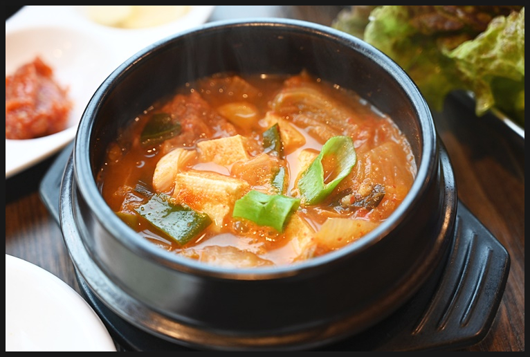 일일오팔흑돼지 이미지