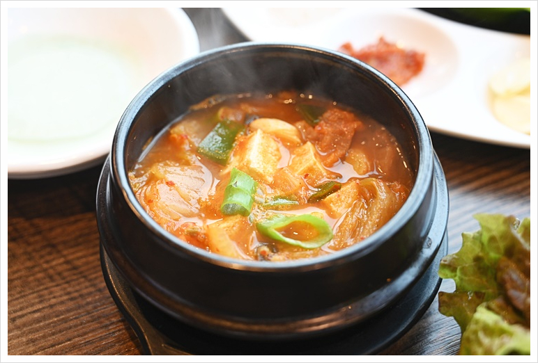일일오팔흑돼지 이미지