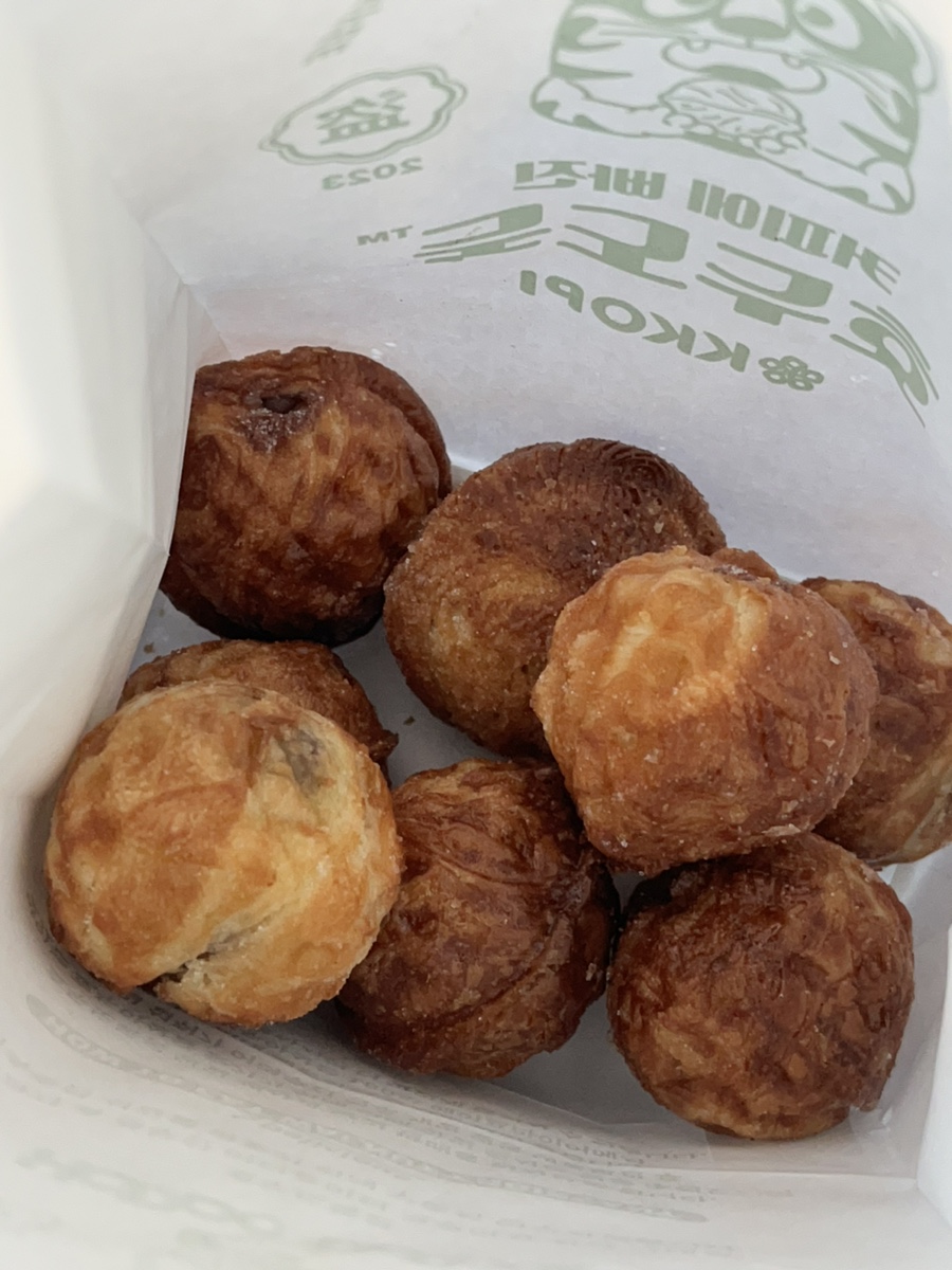 커피에 빠진 호두도둑 이미지