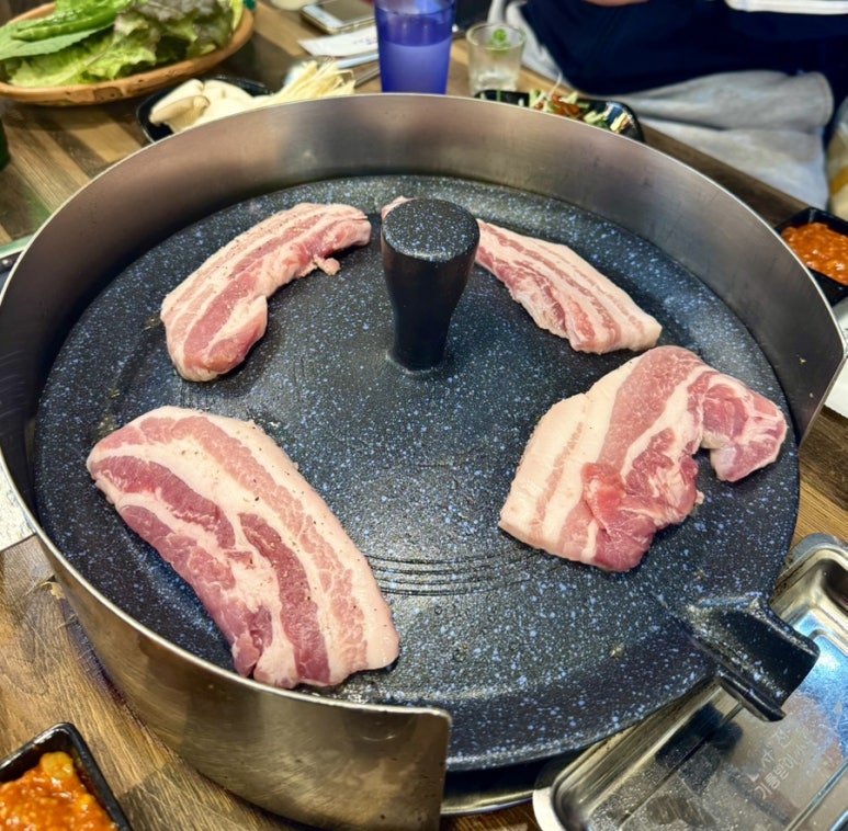 동산 솥뚜껑삼겹살 이미지