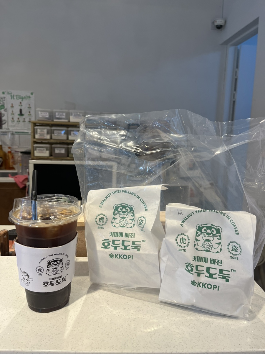 커피에 빠진 호두도둑 이미지