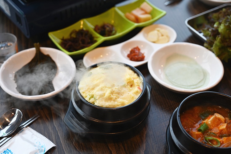 일일오팔흑돼지 이미지