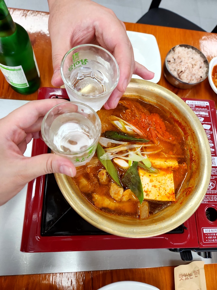 엄마의 김치찌개 밥상 이미지