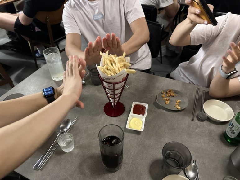 오늘만사는청년 이미지