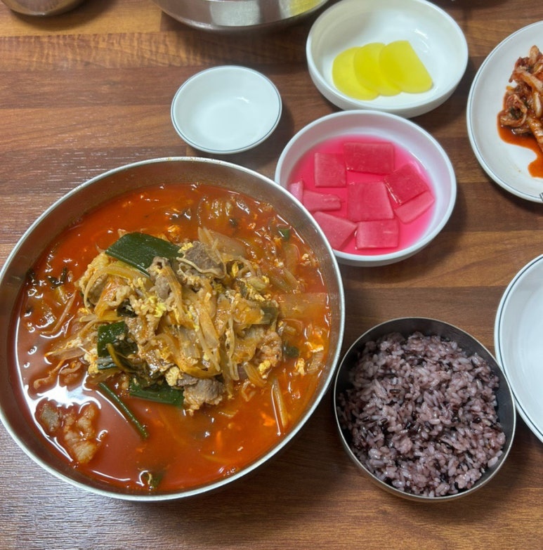 왕언니육칼밥 이미지
