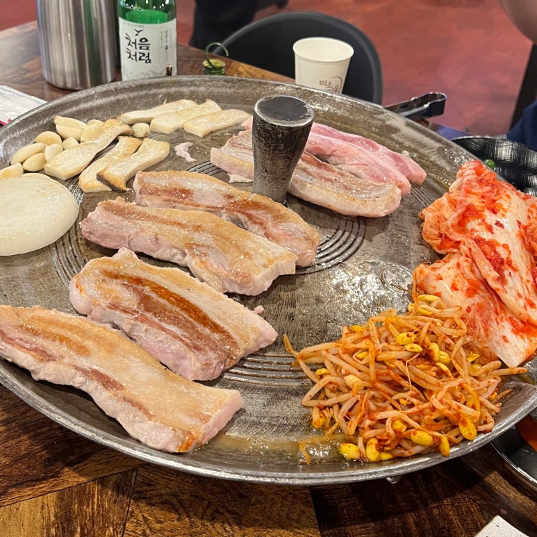 함고집솥뚜껑김치삼겹살 이미지