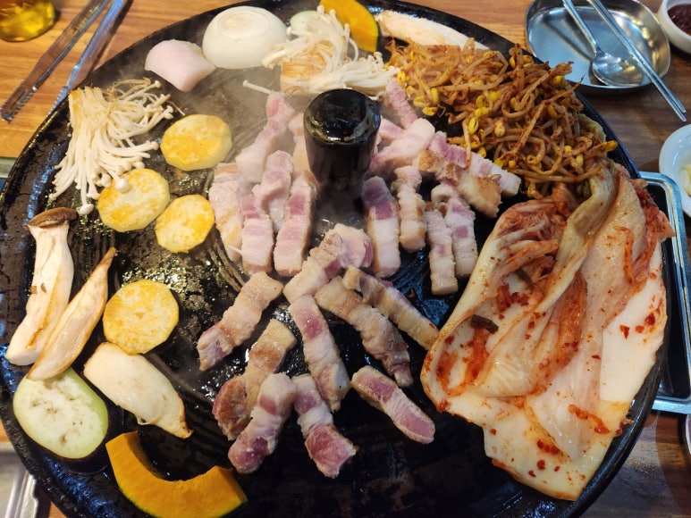 꽃돼지솥뚜껑삼겹살 이미지