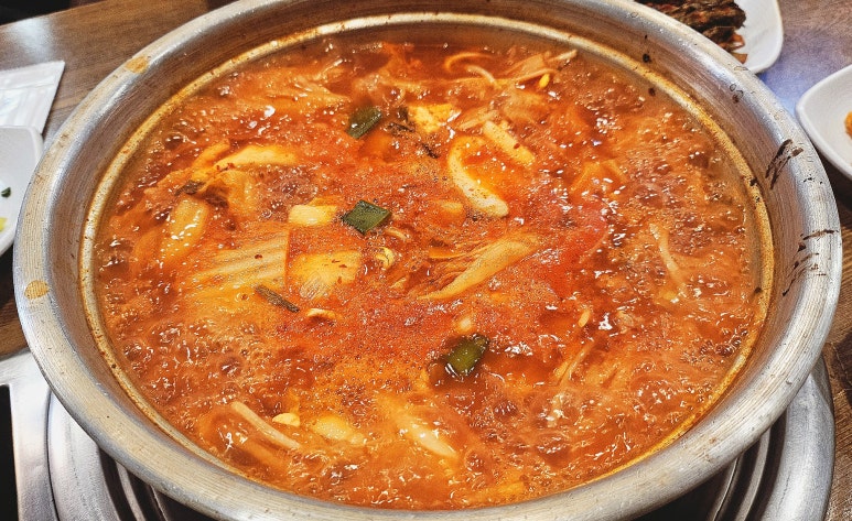 양푼생고기김치찌개 이미지