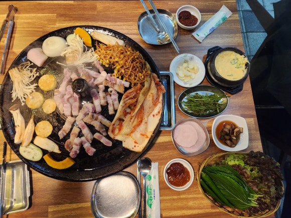 꽃돼지솥뚜껑삼겹살 이미지