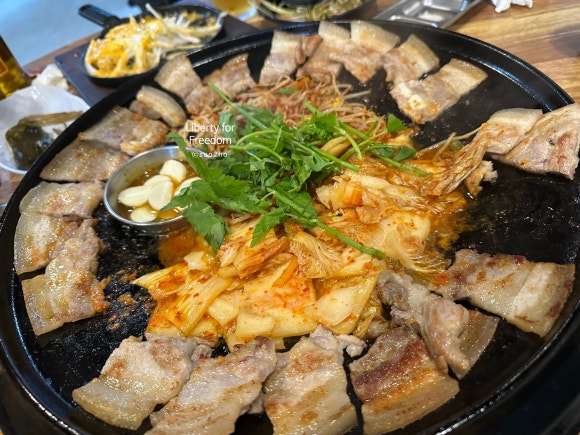 무쇠가 (경남-진주) 불판 좋은 김치삼겹구이를 맛볼 수 있는 곳! feat. 맛있으면 돼지