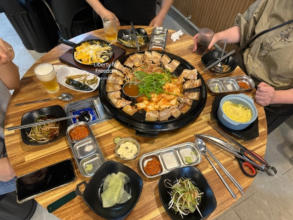 무쇠가 (경남-진주) 불판 좋은 김치삼겹구이를 맛볼 수 있는 곳! feat. 맛있으면 돼지