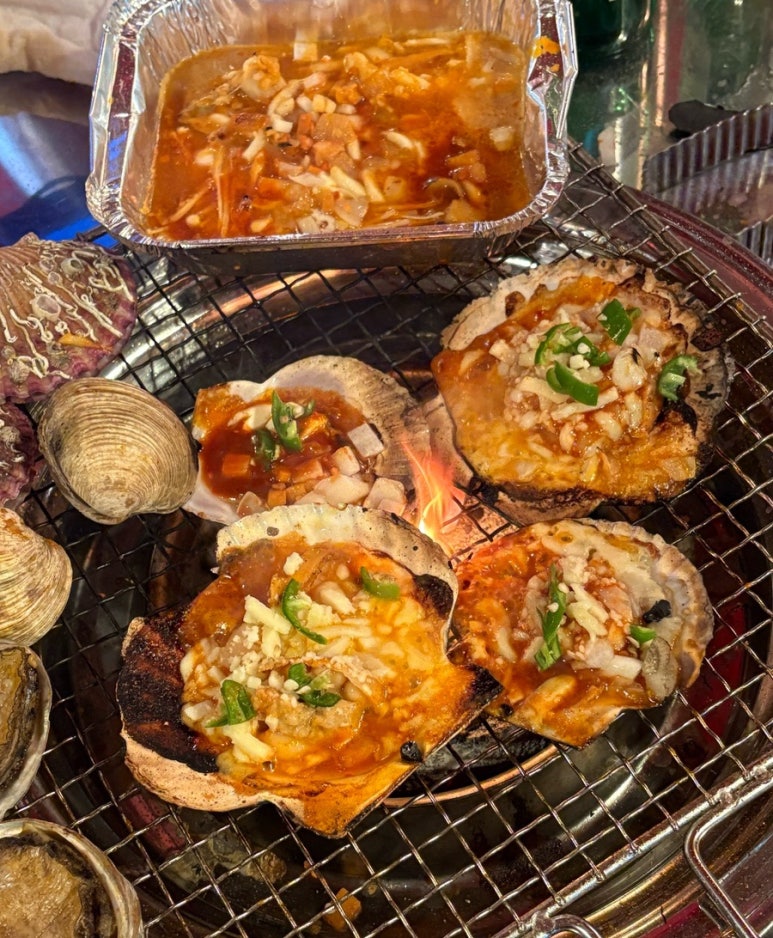 욱이네불타는조개구이 이미지