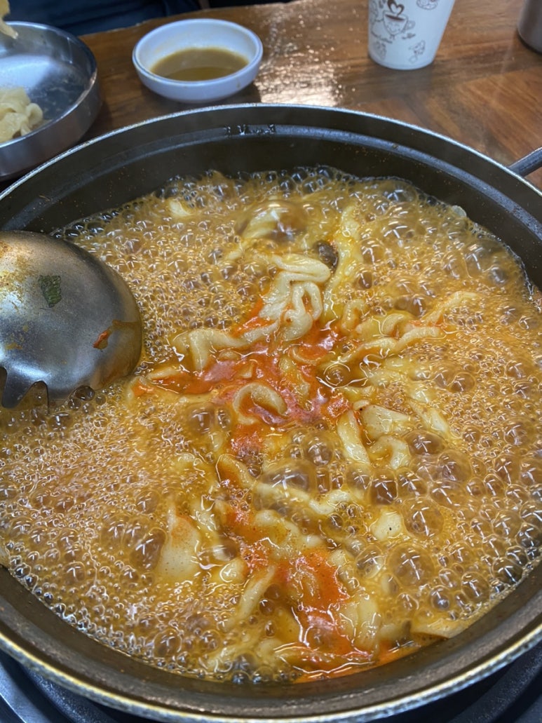 삐뚤이칼국수 이미지