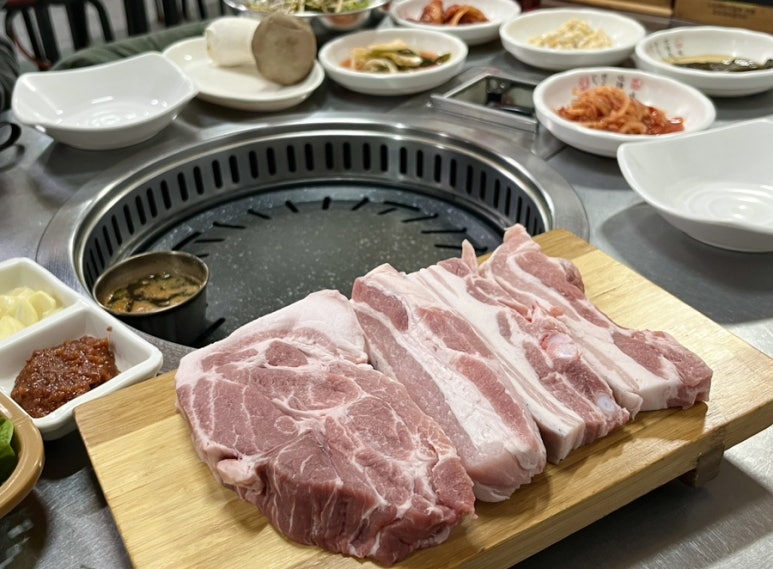 기운네흑돼지 이미지