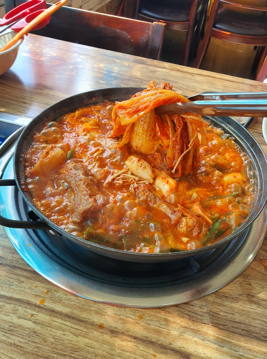 죽여주는 쌩고기통 김치찌개 이미지