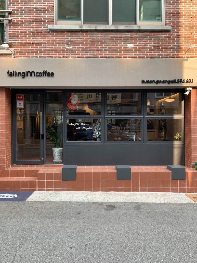 폴링인커피 이미지