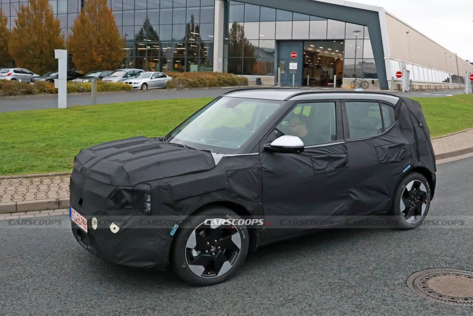 2026년 출시 예정? 기아 EV2 스파이샷을 보니 경제적인 3,000만 원 대 소형 전기 SUV 이미지 6